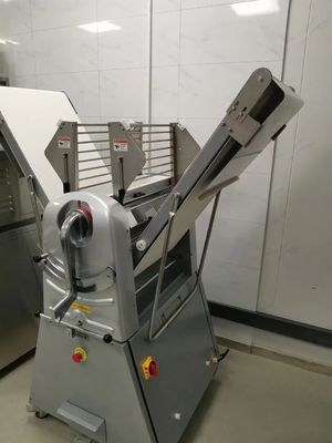 De herzienbare Rookwolk die van het de Machinecroissant van Sheeter van het Gebakjedeeg tot Europese Stijl maken Op zwaar werk berekende 0.75kw
