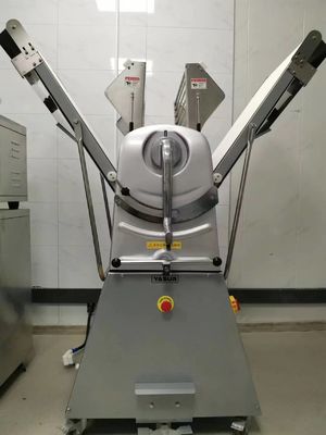 De herzienbare Rookwolk die van het de Machinecroissant van Sheeter van het Gebakjedeeg tot Europese Stijl maken Op zwaar werk berekende 0.75kw